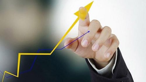 美联储官员：货币政策维持紧缩格局 未来仍有降息空间